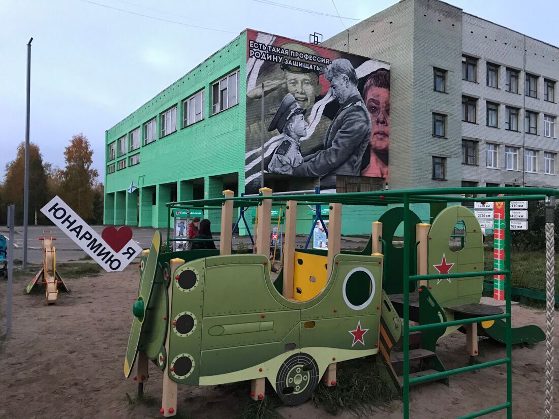 У РФ дитячий майданчик перетворили на симулятор війни. Фото