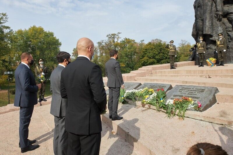 Зеленский почтил память жертв расстрела в Бабьем Яру.