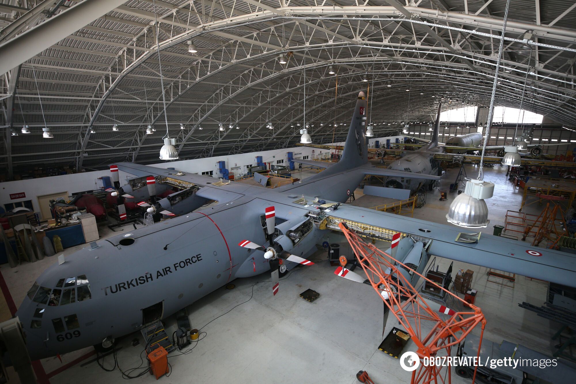 Инженеры и техники оснащают 60-летние самолеты C-130 Hercules (ВВС Турции) новейшими бортовыми устройствами