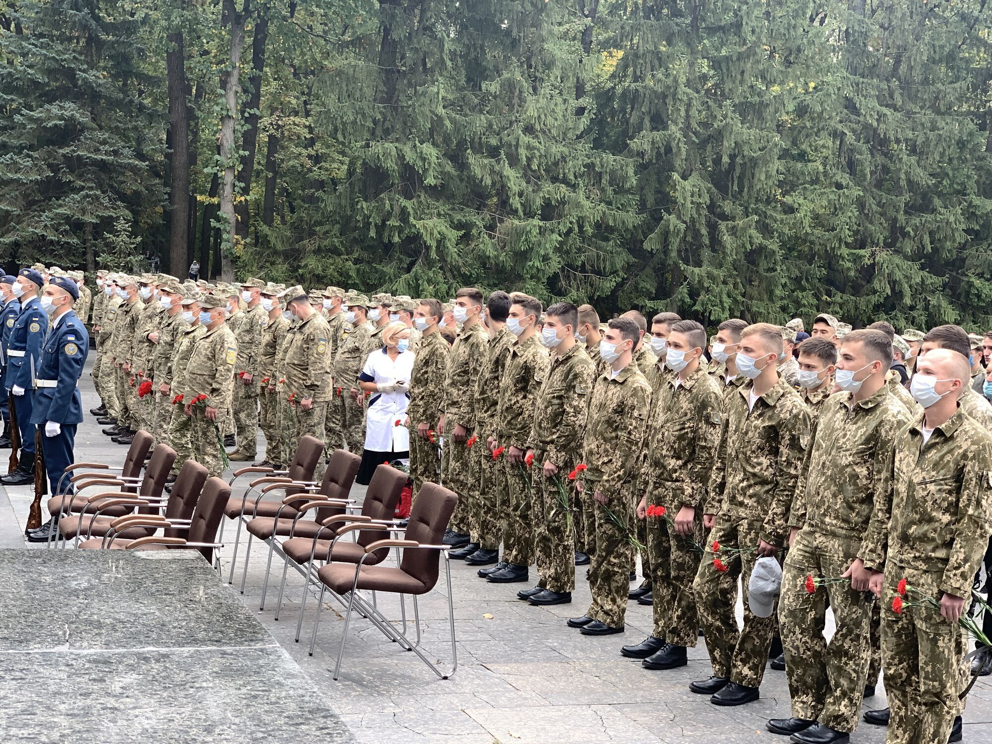 Курсанти прийшли на церемонію прощання в масках.