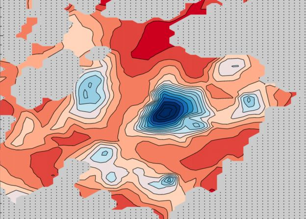 Головне озеро (в центрі) оточене як мінімум трьома меншими водоймами.