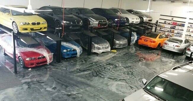 Внутри старого здания находились 22 авто.