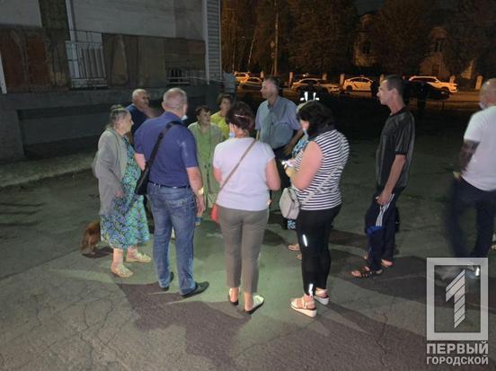 У Кривому Розі люди в паніці евакуювалися з "тріснутого" будинку. Фото "Перший міський"