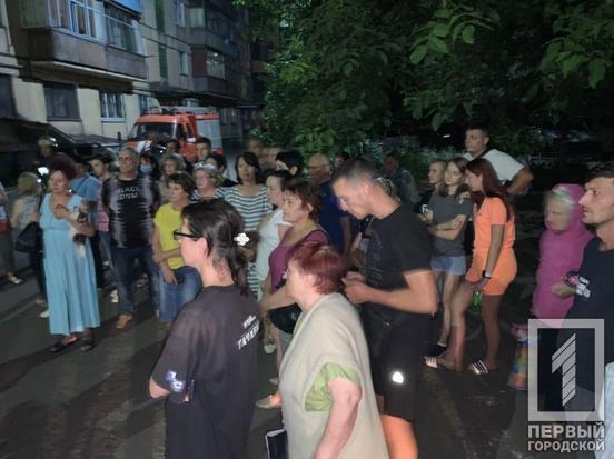 У Кривому Розі люди евакуювалися з "тріснутого" будинку. Фото "Перший міський"