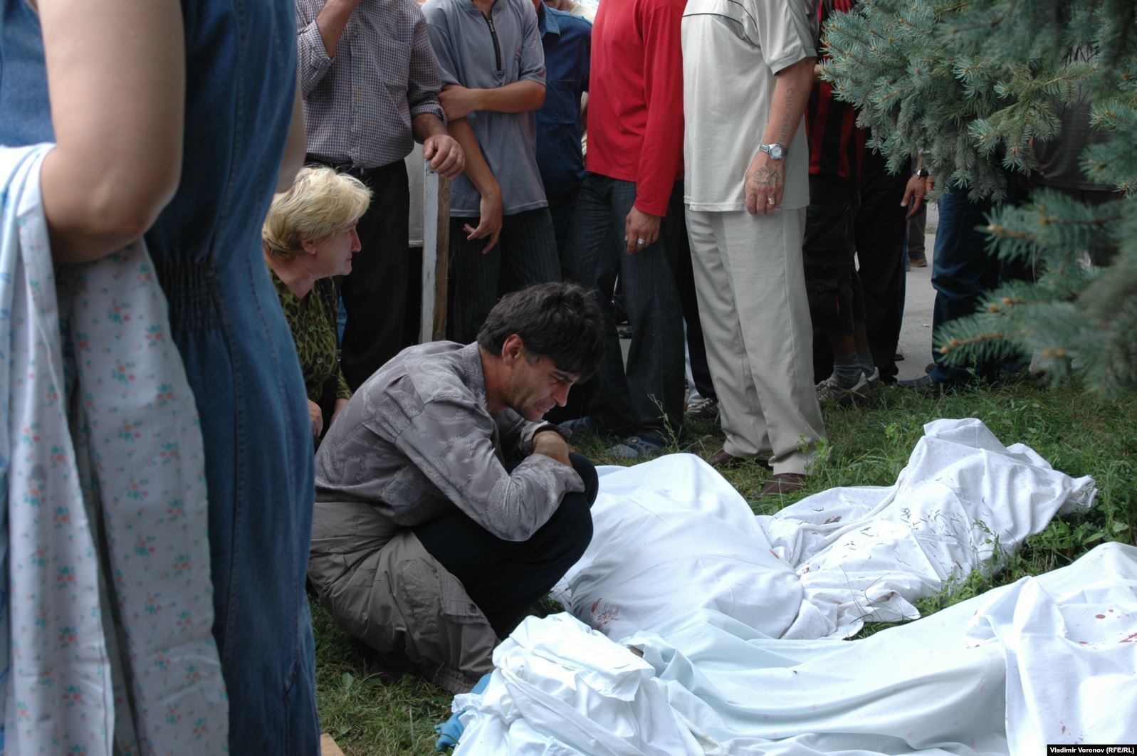 Житель Беслана над телом погибшей в школе жены