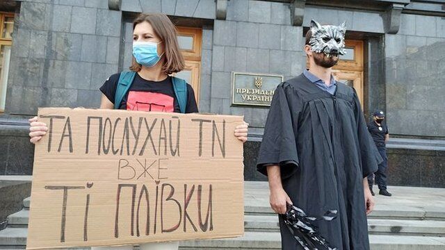 Активисты пришли на акцию в масках.