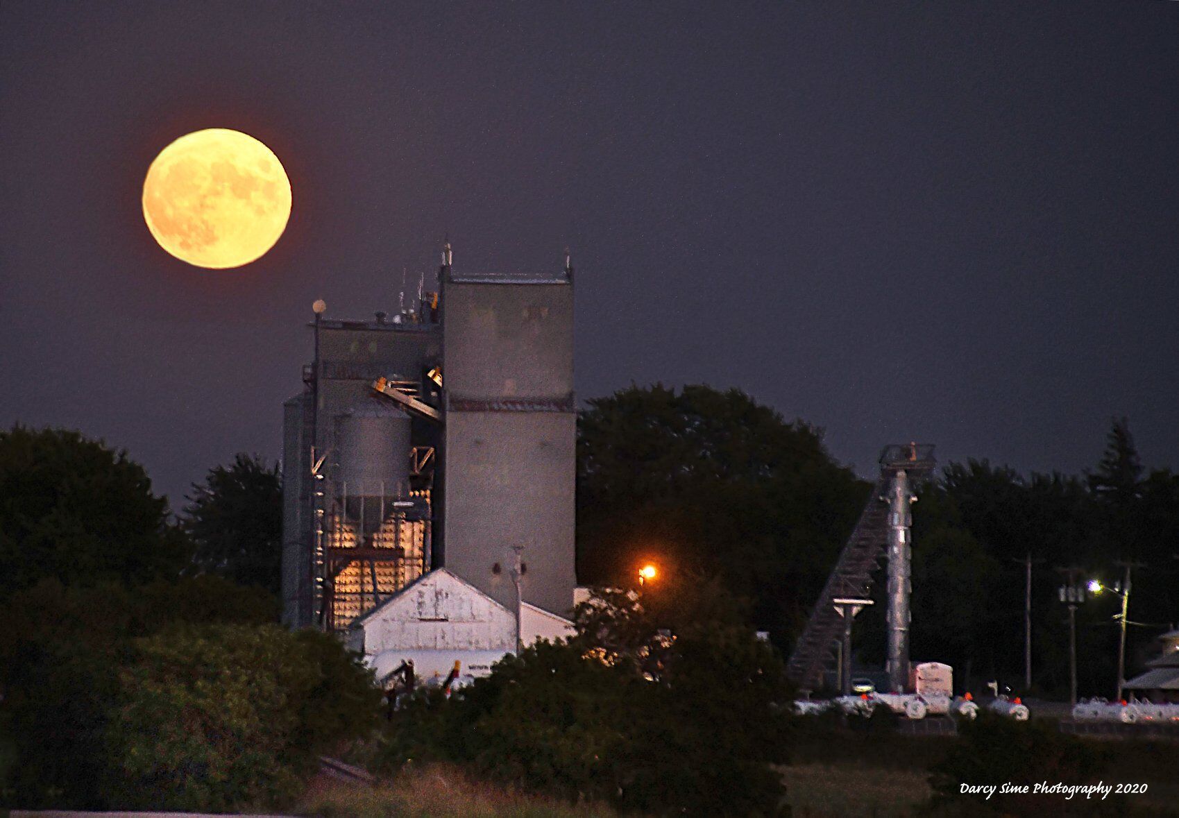 Кукурузная Луна в Алдене, штат Миннесота.