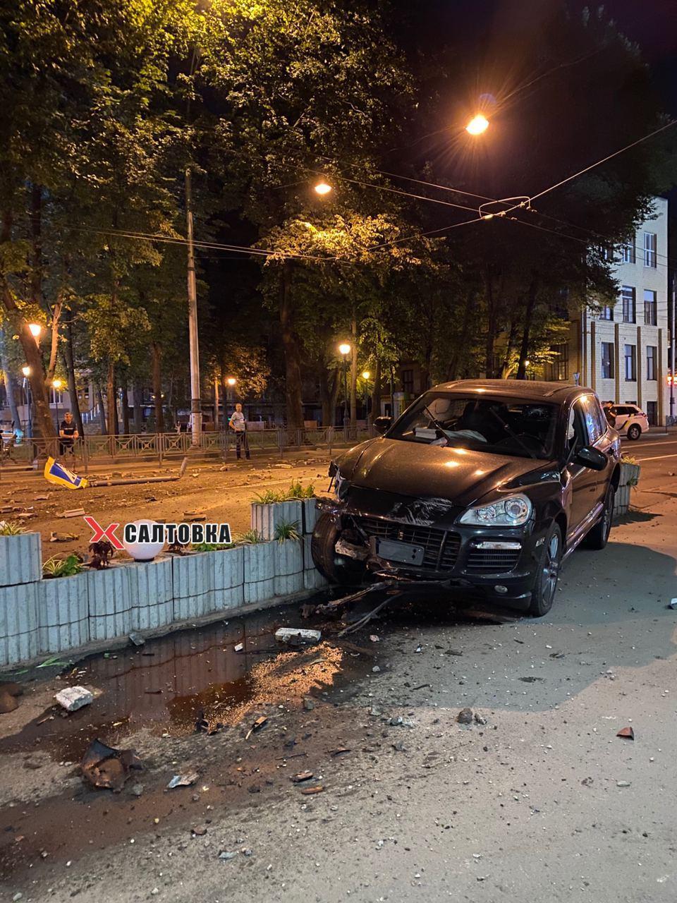 Водитель Porsche Cayenne вылетел на бетонный забор с клумбой в центре Харькова