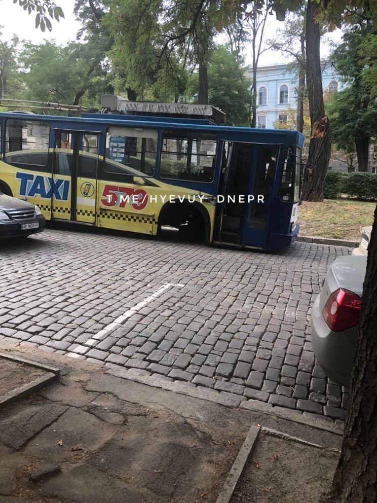 В Днепре троллейбус на ходу потерял колесо.