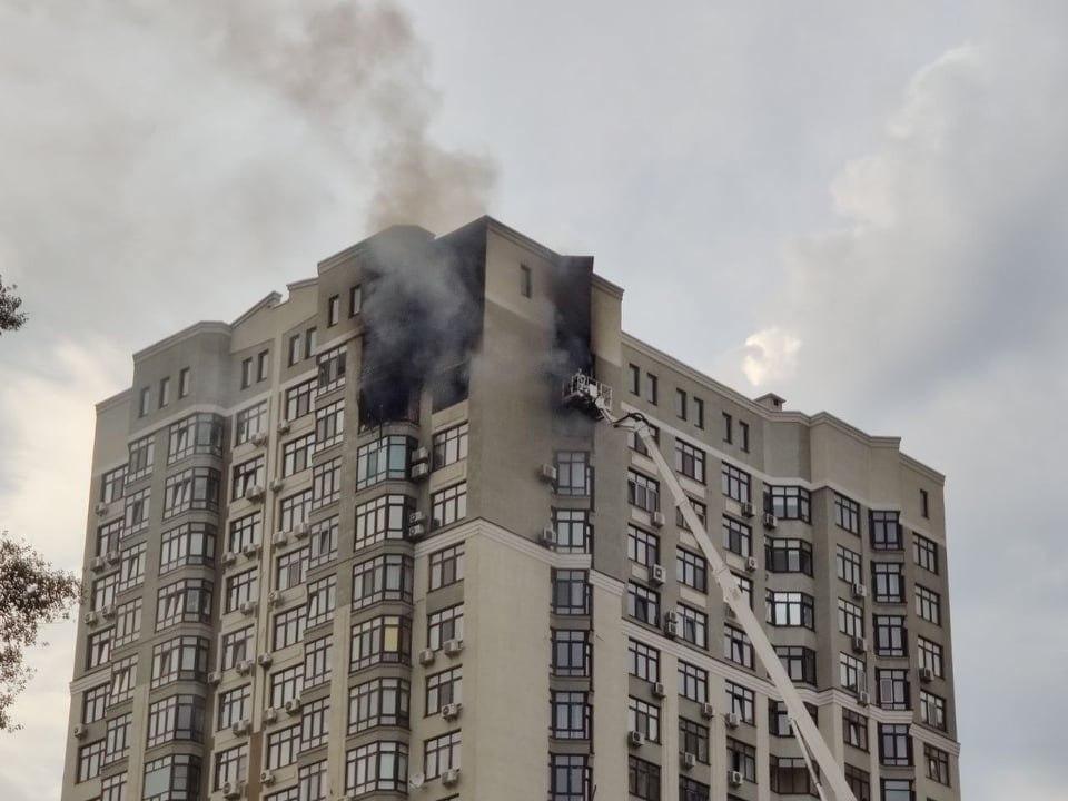 Спасатели локализовали пожар в киевской высотке.