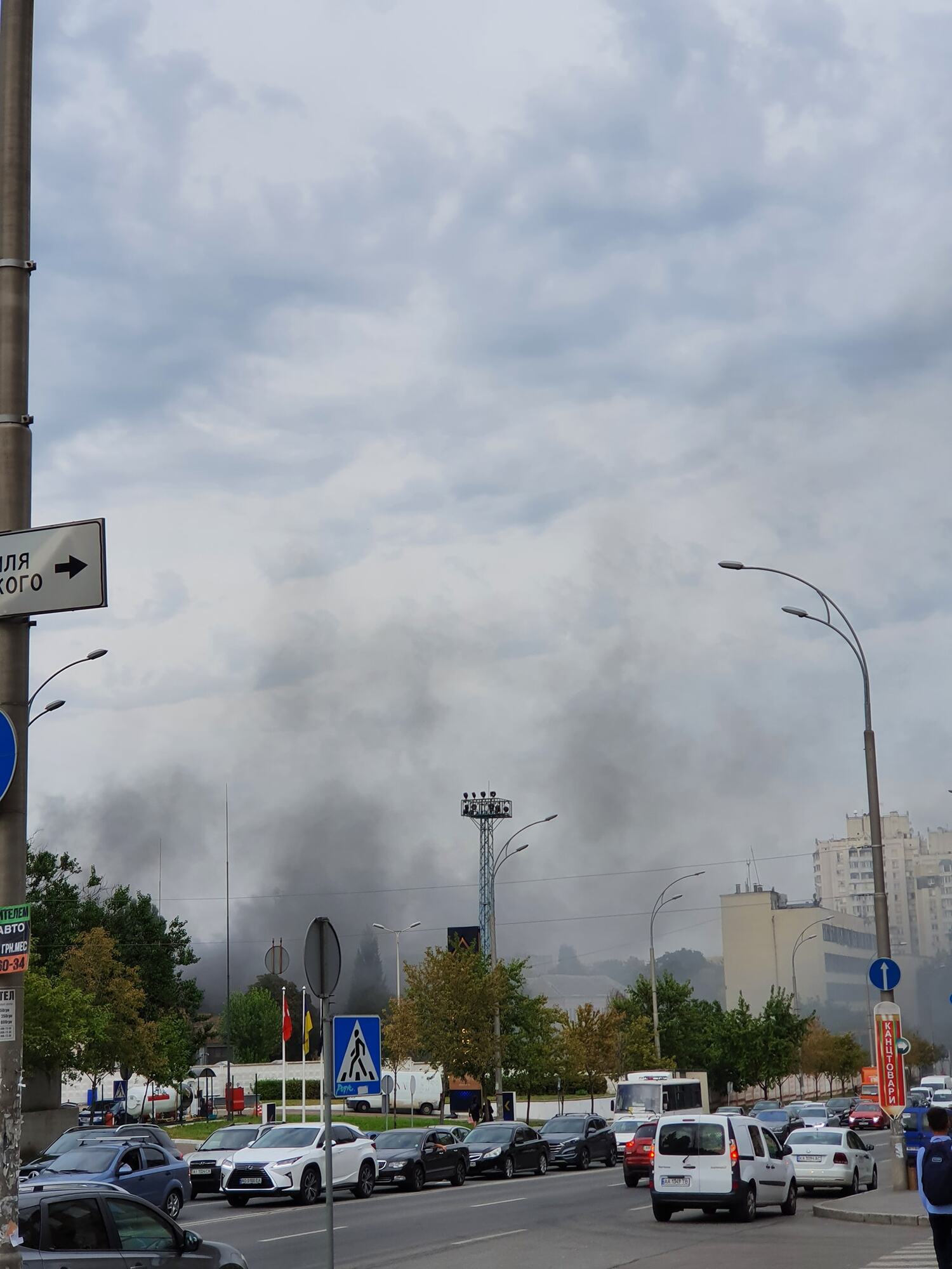 В Киеве дым от горящего автопарка затянул район. Видео и фото