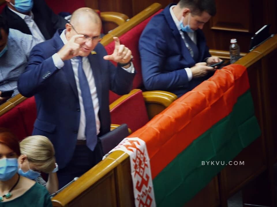 Фотограф снял нардепа Шевченко с флагом Беларуси.