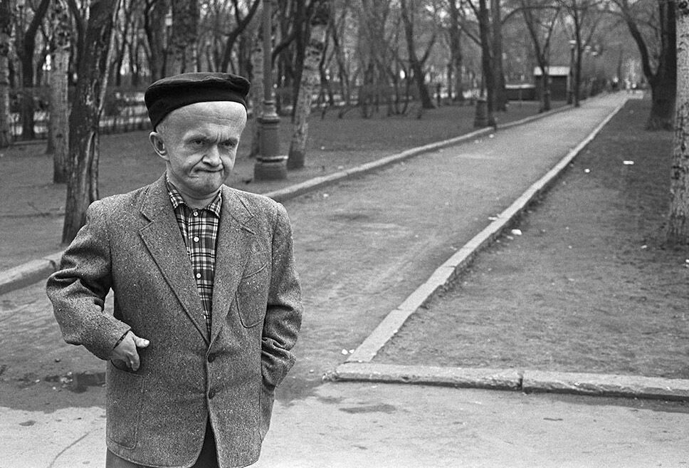 На снимках Сычева часто можно увидеть карликов или людей с ограниченными возможностями.