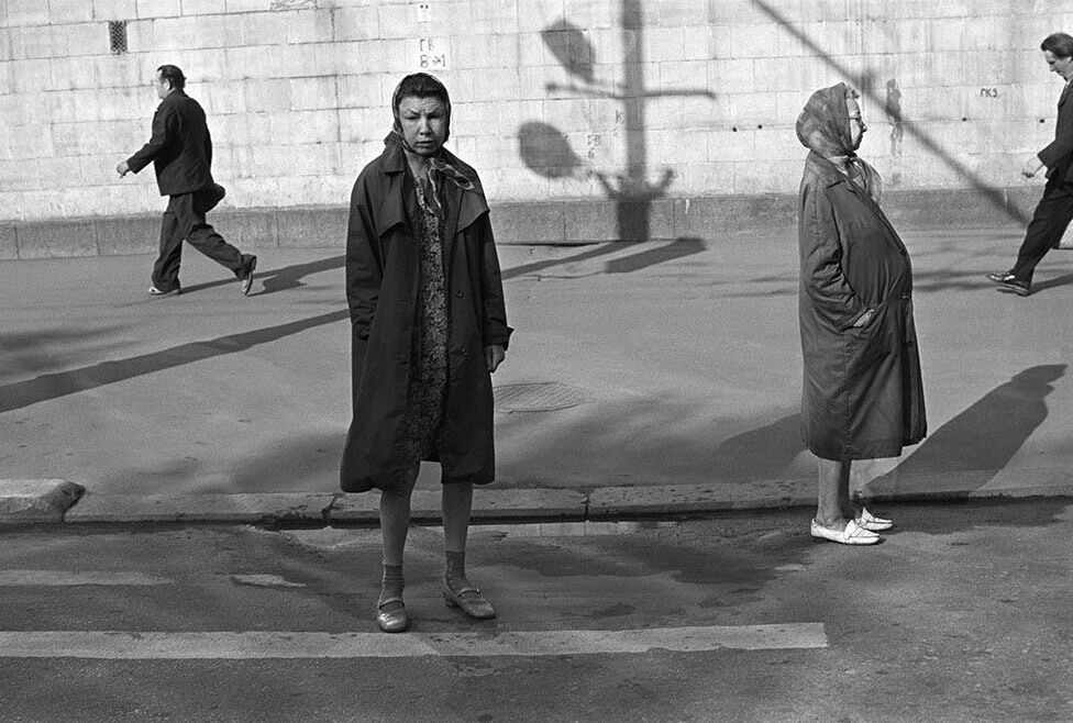 Фотограф запечатлел давно и крепко пьющую женщину, которая плохо выглядит и при этом еще далеко не старая.