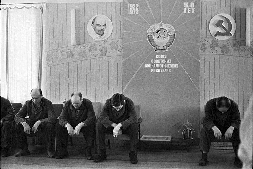 "Коллективная медиация" на Ленина – видимо, очередь на прием к какому-то начальнику.