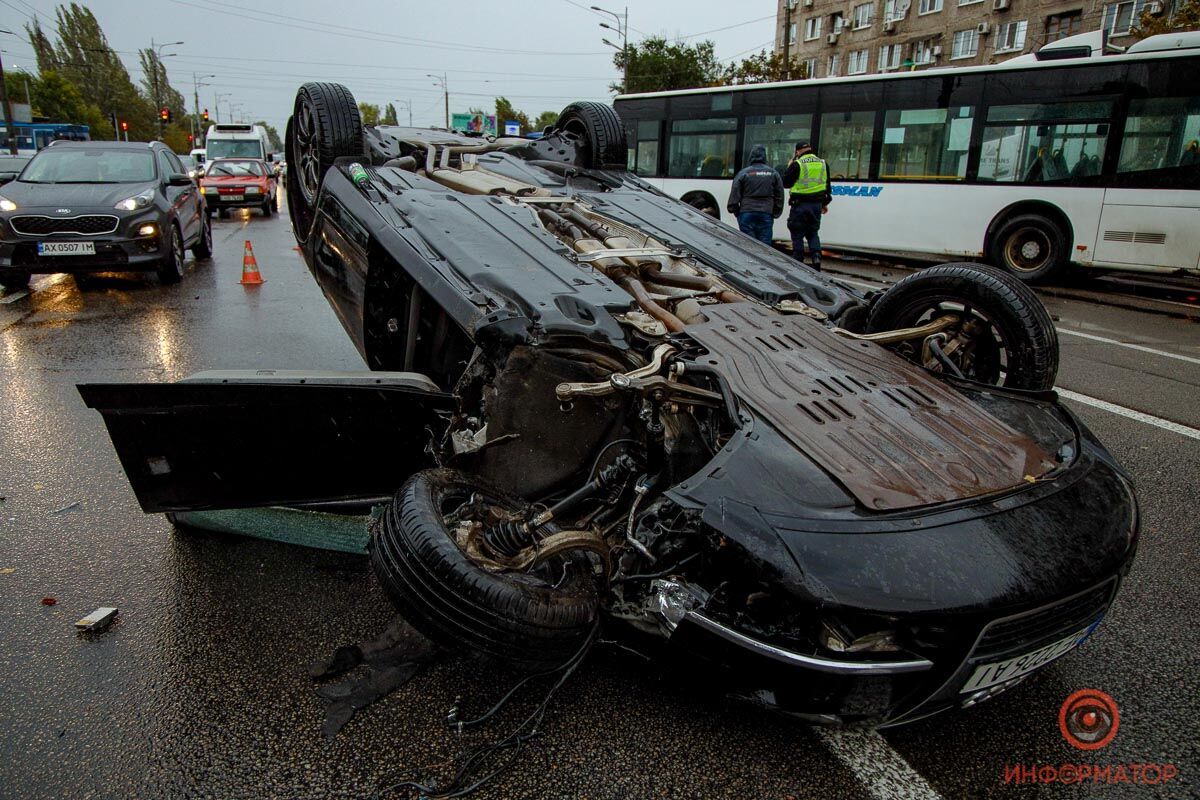 Від удару авто перекинулося.