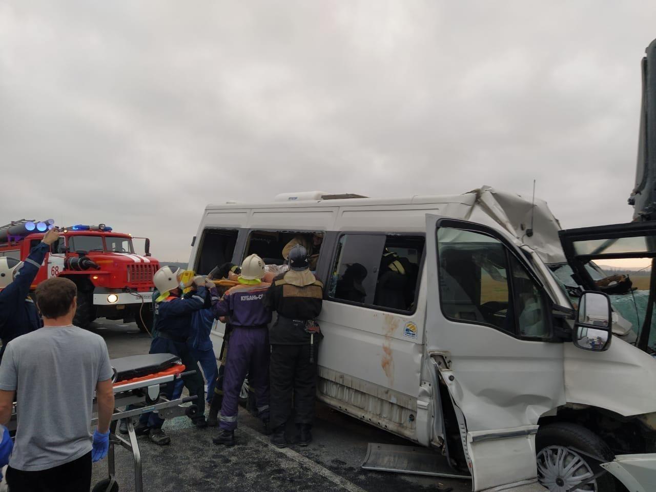 Спасателям пришлось вытаскивать пострадавших пассажиров через окно маршрутки