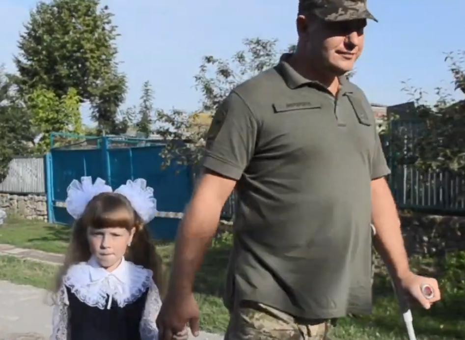 Дмитрий Мерзликин отвел дочь погибшего побратима в 1 класс.