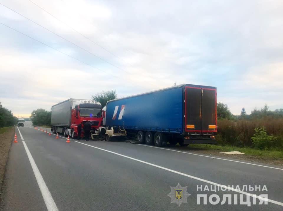 Фура зупинилась на зустрічній смузі, щоб допомогти іншому водію