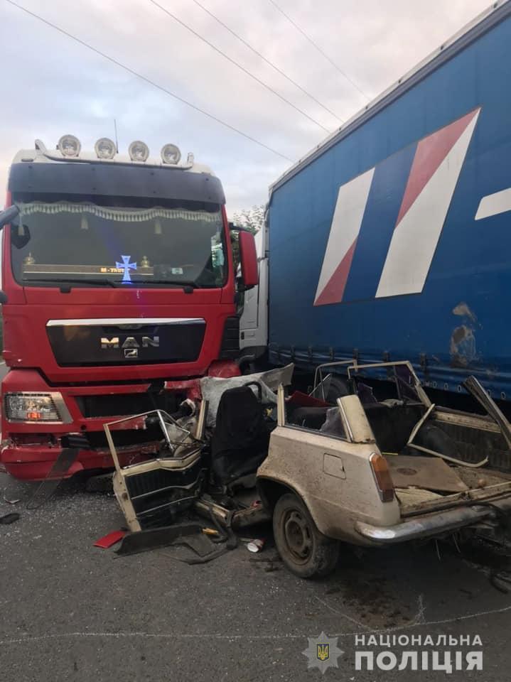 Произошло лобовое столкновение ВАЗ 2102 с фурой МАН