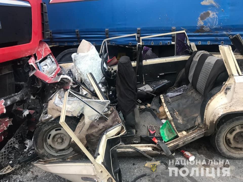 Четыре человека с легковушки погибли на месте