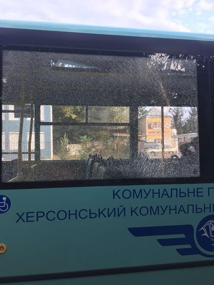 У Херсоні обстріляли автобус.