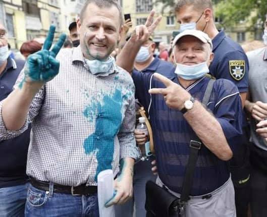 Филатов продолжил отвечать на вопросы днепрян даже будучи в зеленке.