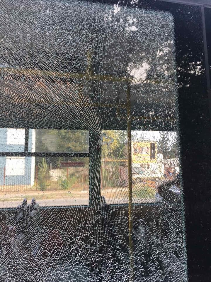 В Херсоне обстреляли автобус.