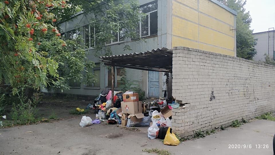 У Дніпрі на житловому масиві Тополя-3 поселилася бездомна жінка.