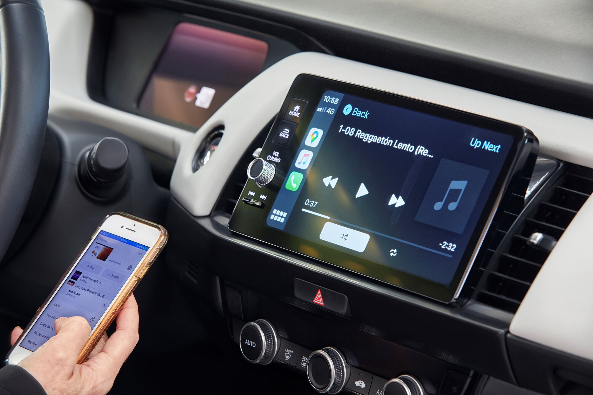 До інформаційно-розважальних функцій і програм можна отримати доступ через сенсорний екран або зі смартфонів за допомогою Android Auto та Apple CarPlay. Фото: