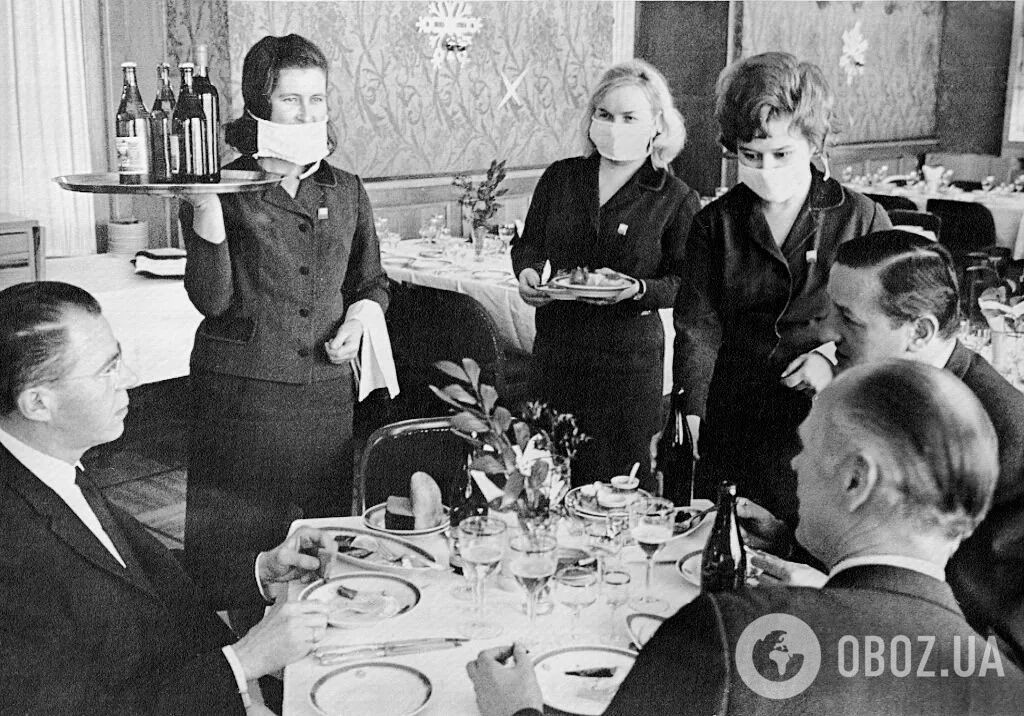 Официантки в ресторане гостиницы "Националь" в Москве носят марлевые маски в качестве меры предосторожности против гонконгского гриппа, 17 января 1969 года