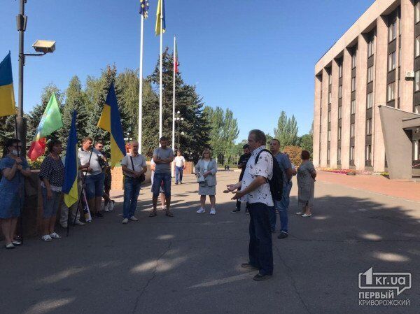 В Кривом Роге предприниматели вышли на митинг к горсовету.