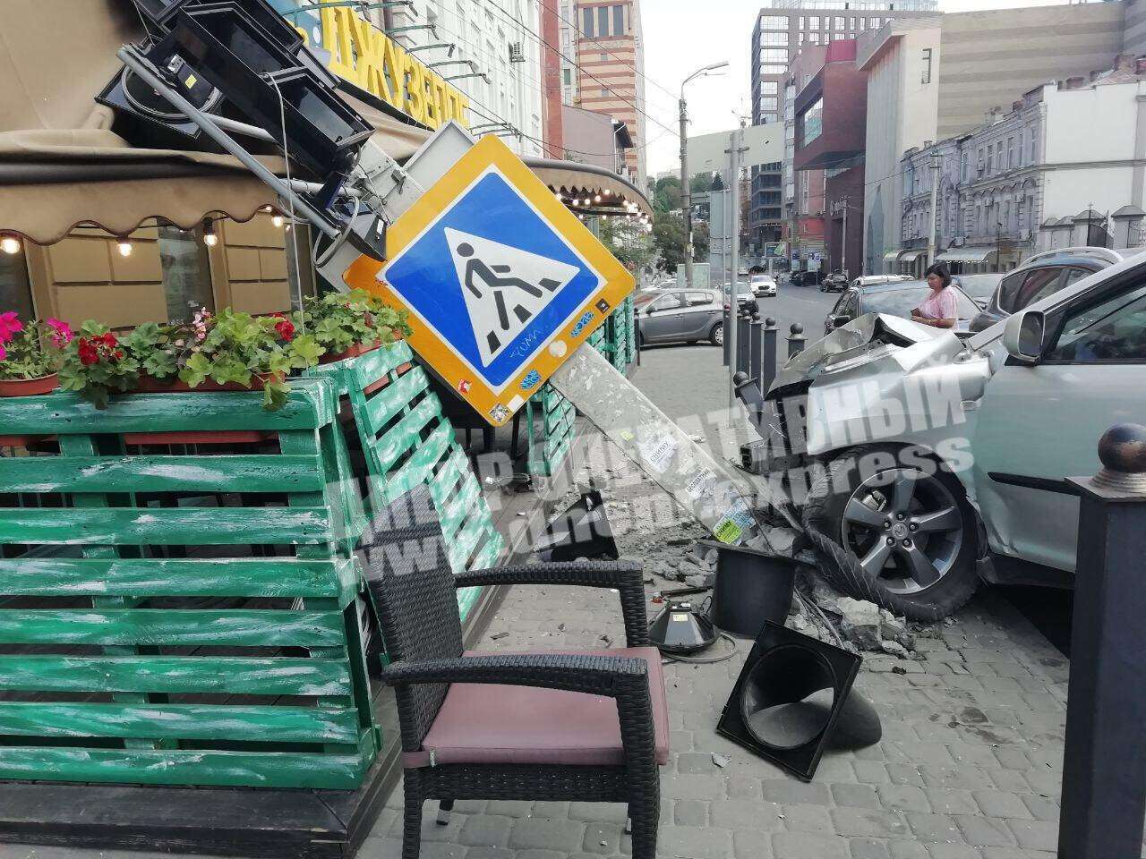 В центре Днепра произошло тройное ДТП. Фото "Днепр оперативный"