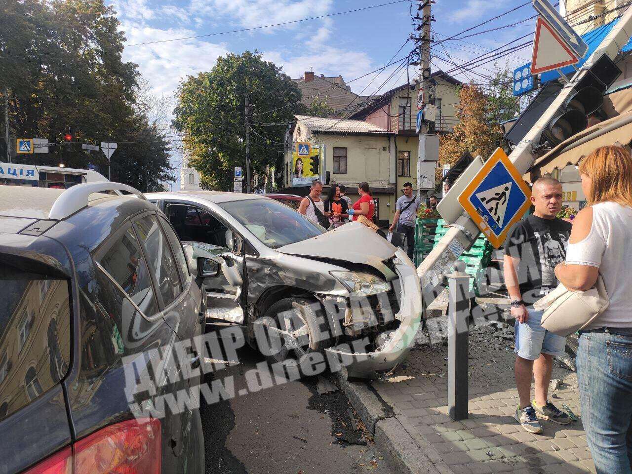 В центре Днепра произошло тройное ДТП. Фото "Днепр оперативный"