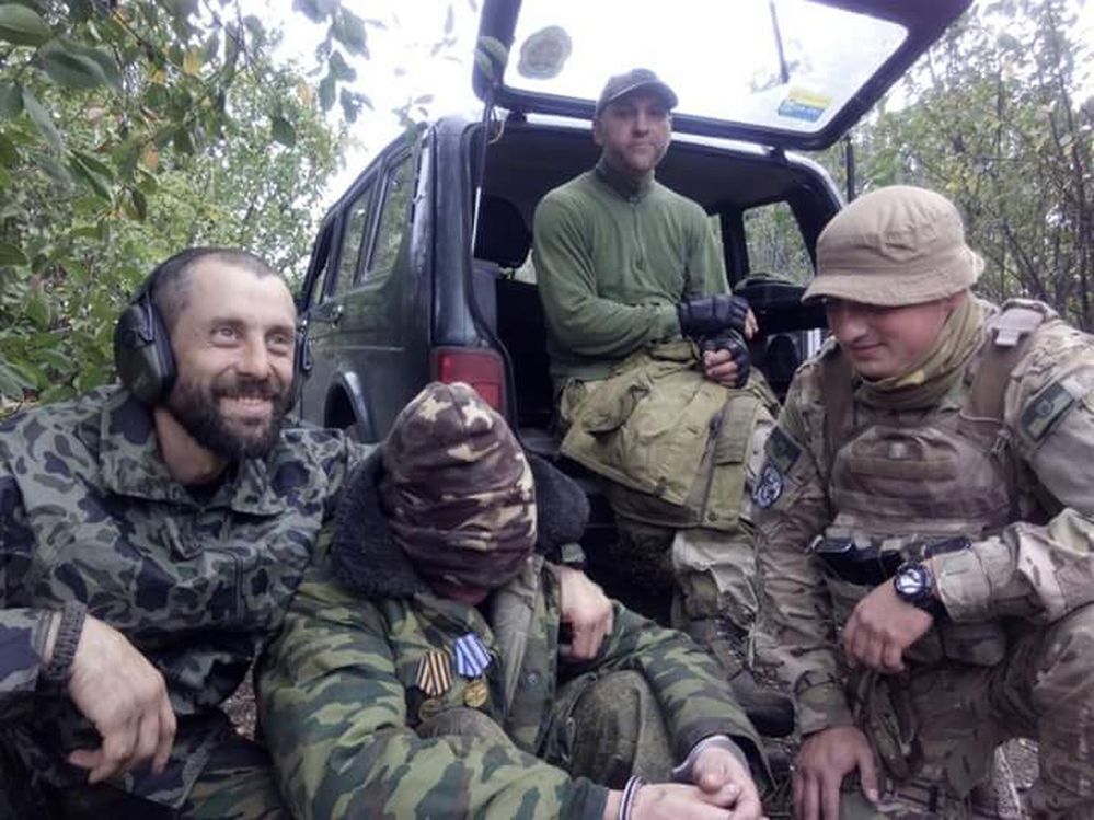 Руслан із побратимами і затриманий. Крайній праворуч Андрій Супріган – майор ССО загинув у травні 2020 року на Донбасі.