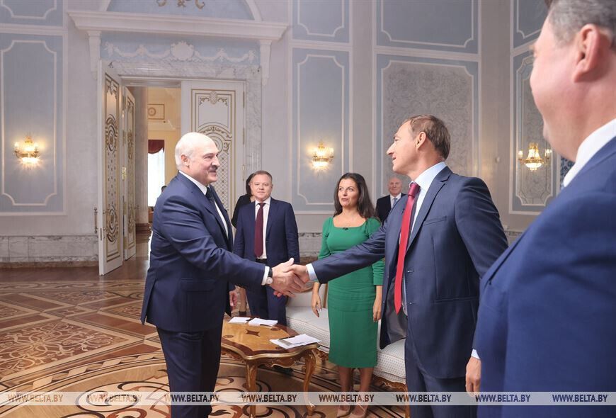 Лукашенко встречает россиян.