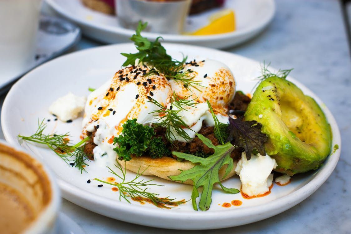 На завтрак полезно есть блюда из яиц в сочетании с авокадо.