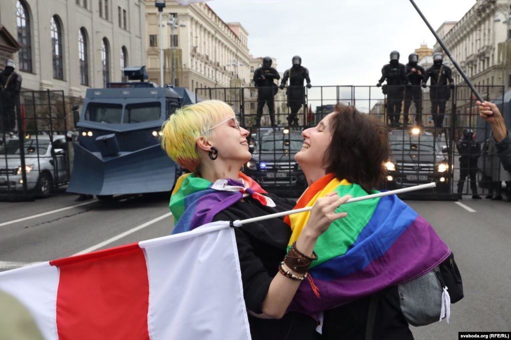 Дочь актера Ефремова заметили на протестах в Минске с символикой ЛГБТ