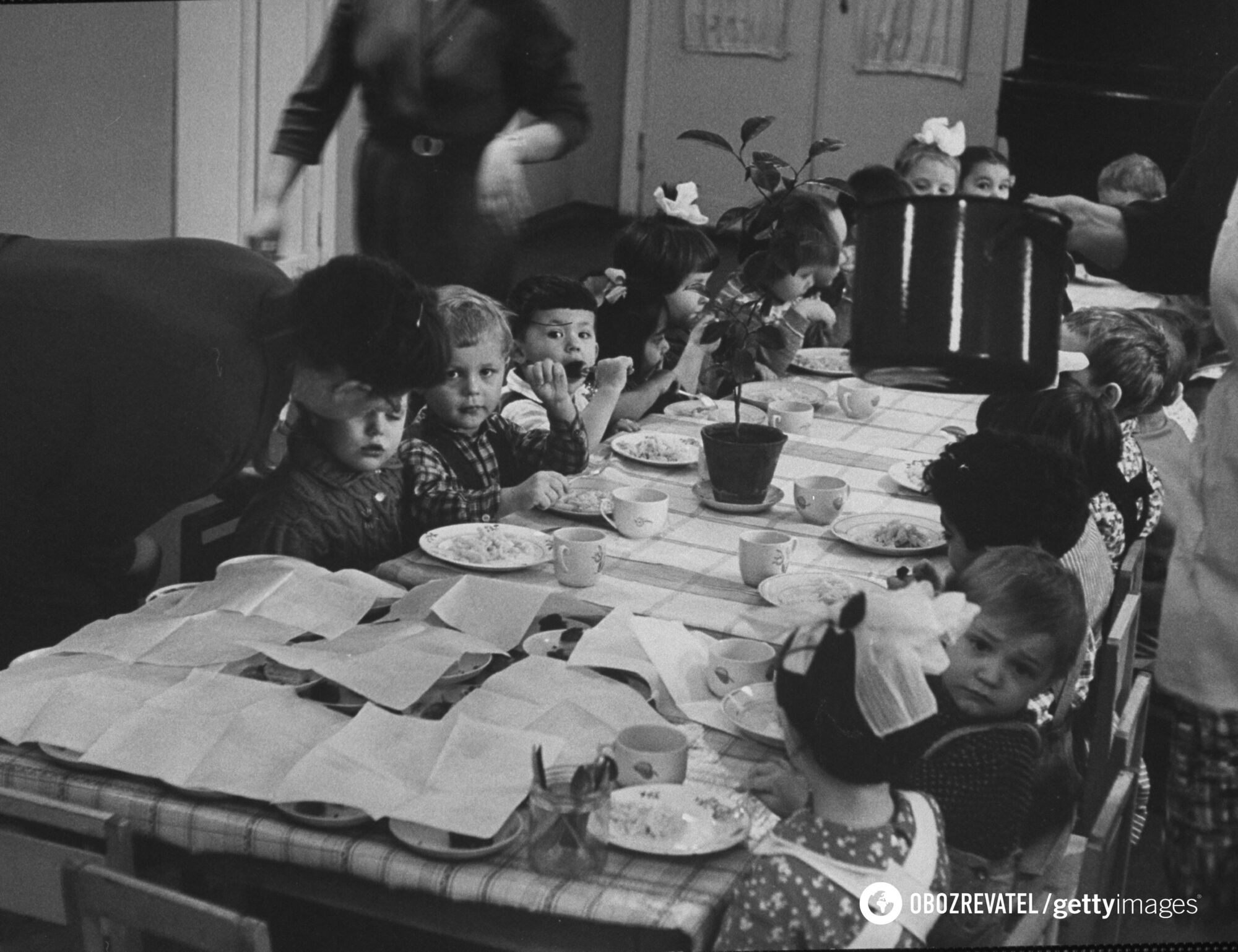 Дети обедают в советском государственном детском саду, февраль 1963 года