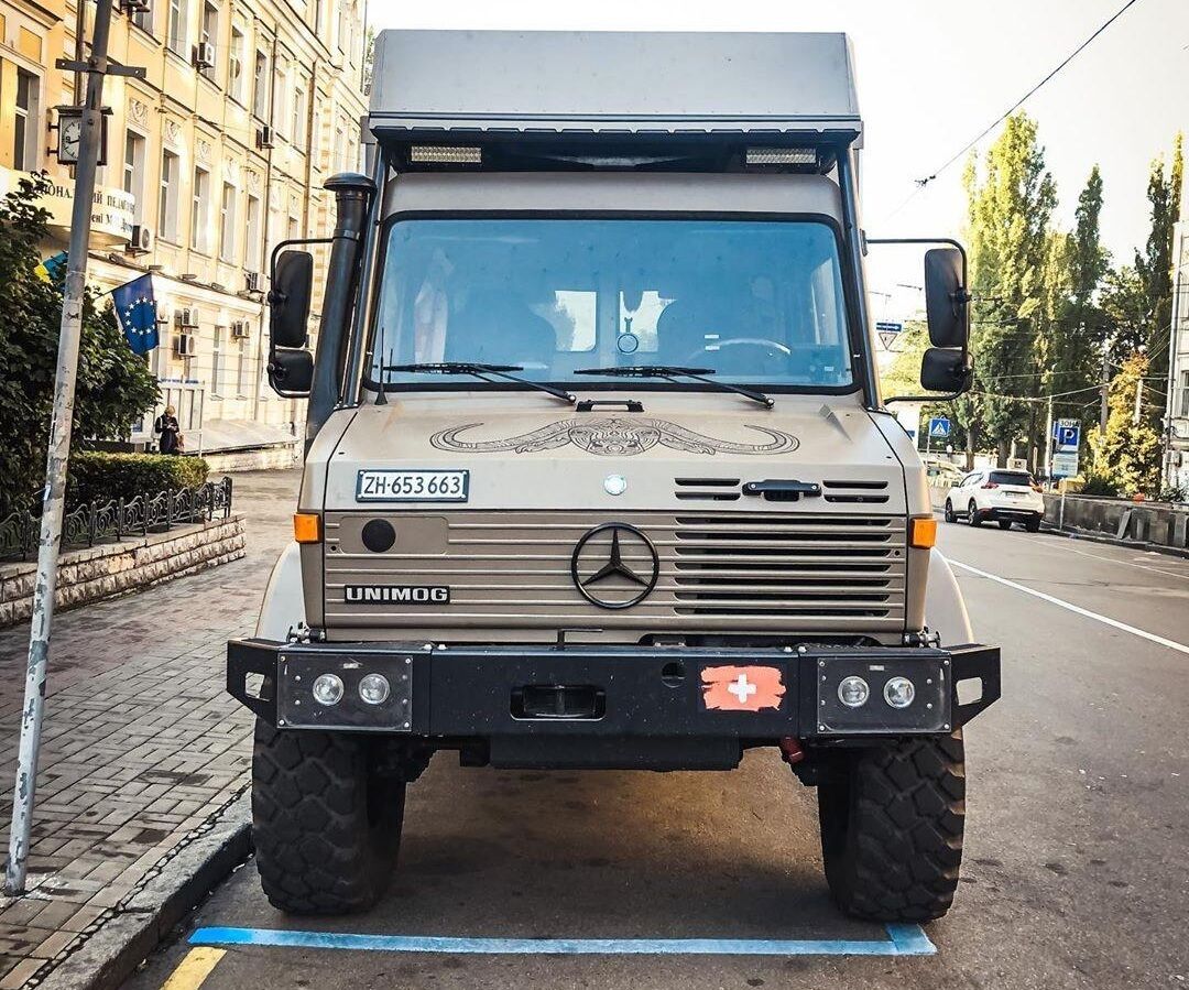 Особый грузовик Mercedes Unimog выглядит очень необычно в центре Киева.