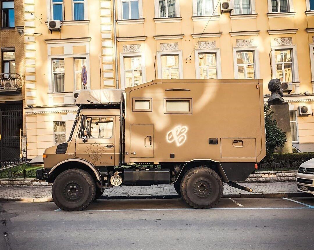 Внутри жилого модуля предусмотрена кухня и спальное место.