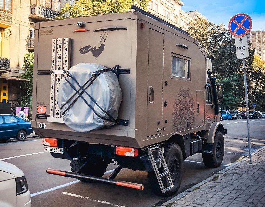 Mercedes Unimog едва помещается на стандартном парковочном месте.