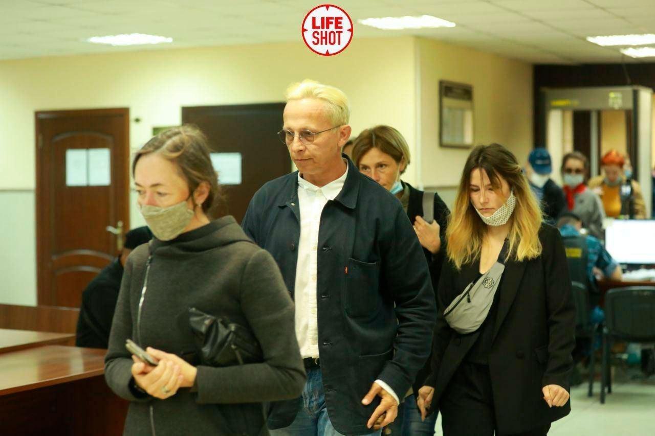 Ефремова пришли поддержать жена София и актер Иван Охлобыстин .
