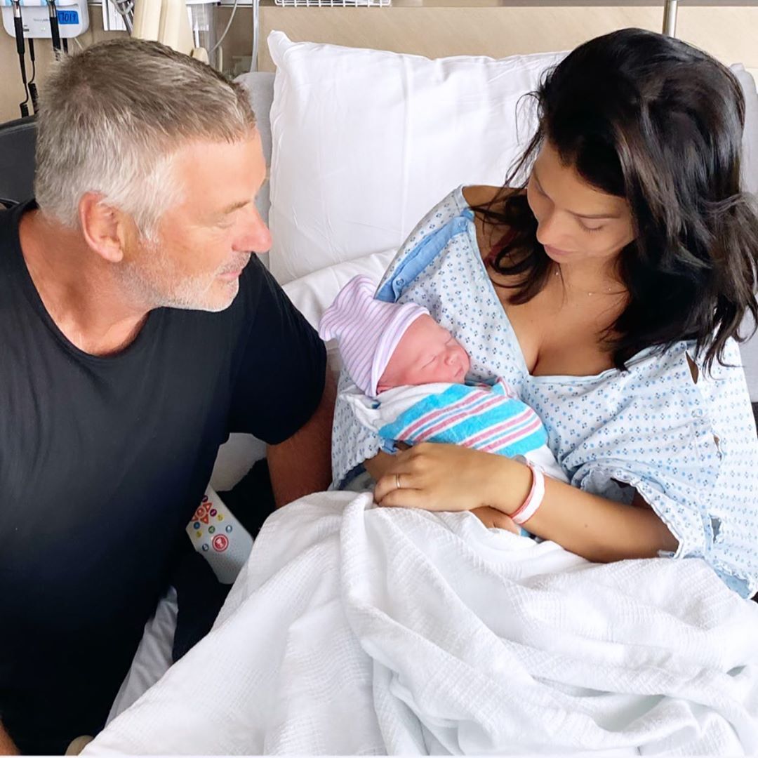 Алек Болдуин с женой и новорожденным сыном (Instagram Хиларии Болдуин)