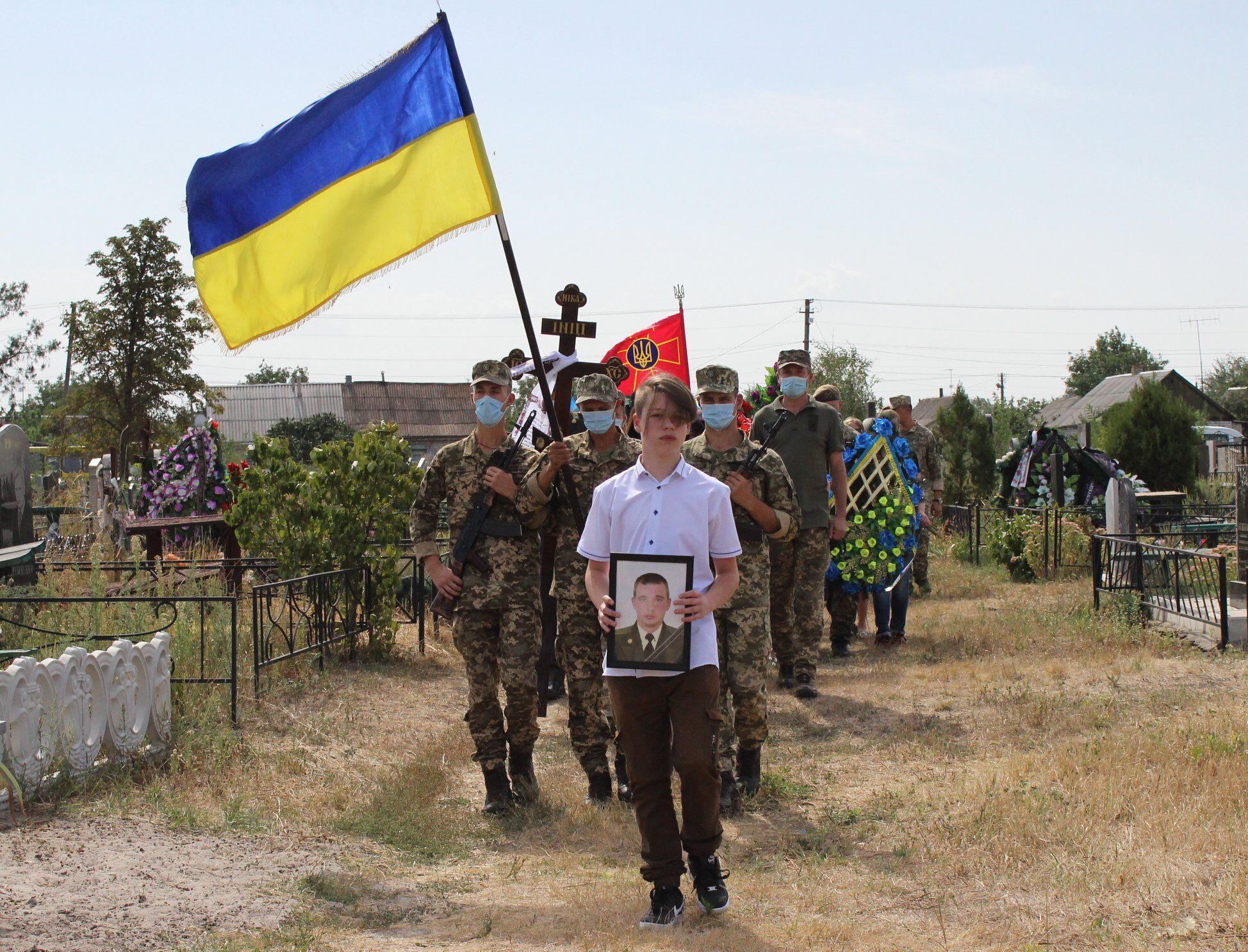 Син загиблого воїна ЗСУ ніс його портрет.