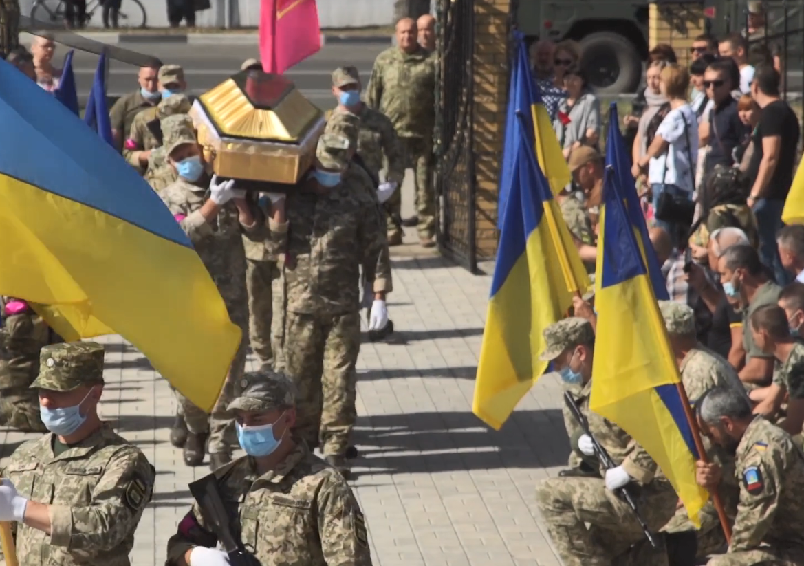 Церемония прощания с погибшим воином ВСУ.