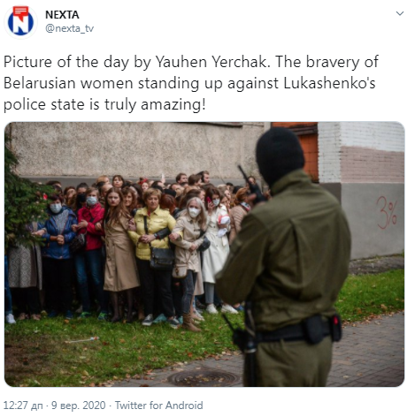 Женщины стоят в сцепке перед силовиками в Беларуси.