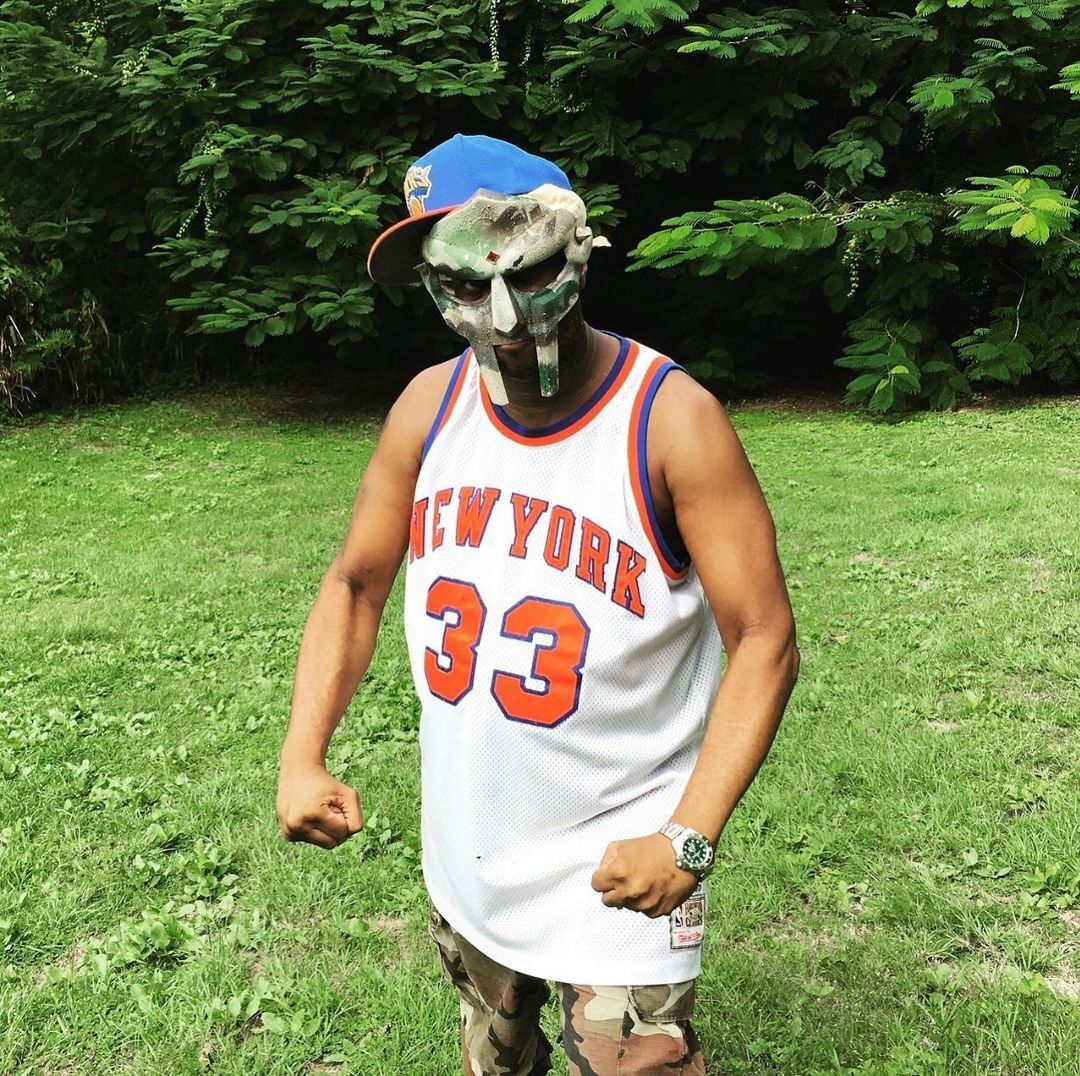 Рэпер MF Doom в маске.