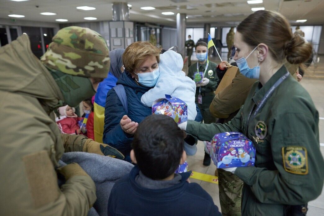 Українцям допомагали військові