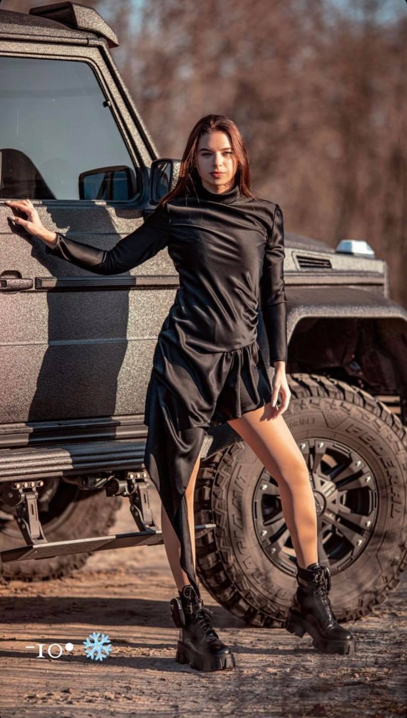 Екатерина Усик на фоне люксового авто